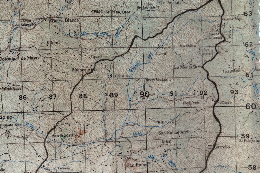 Mapa topográfico con el límite de una cuenca