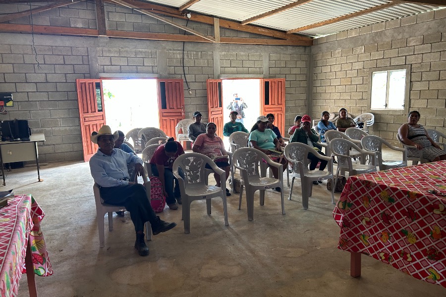 Reunión con participantes de un programa en un salón comunitario